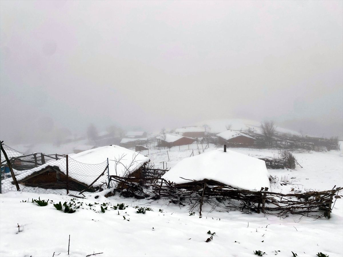 Amasya'nın yüksek kesimlerine kar yağdı
