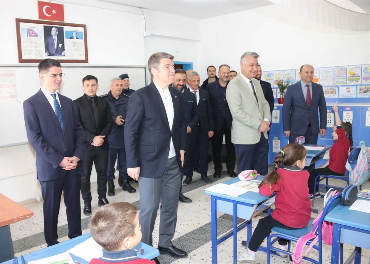 Amasya Valisi Bakan'dan Taşova'da okullara ziyaret