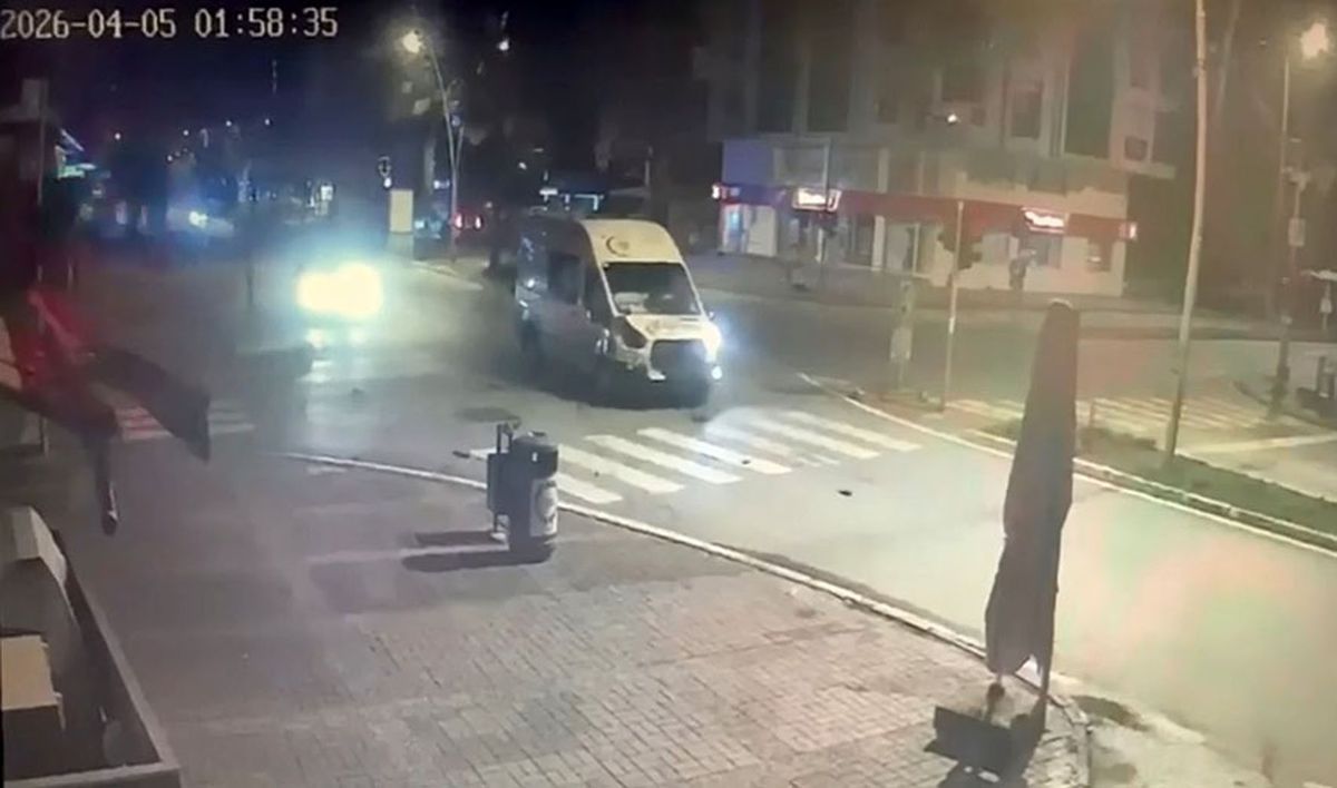 Manavgat'ta Ambulansla Minibüs Çarpıştı: 2 Yaralı