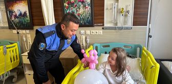 Anamur'da polis hastanede tedavi gören çocukları ziyaret etti
