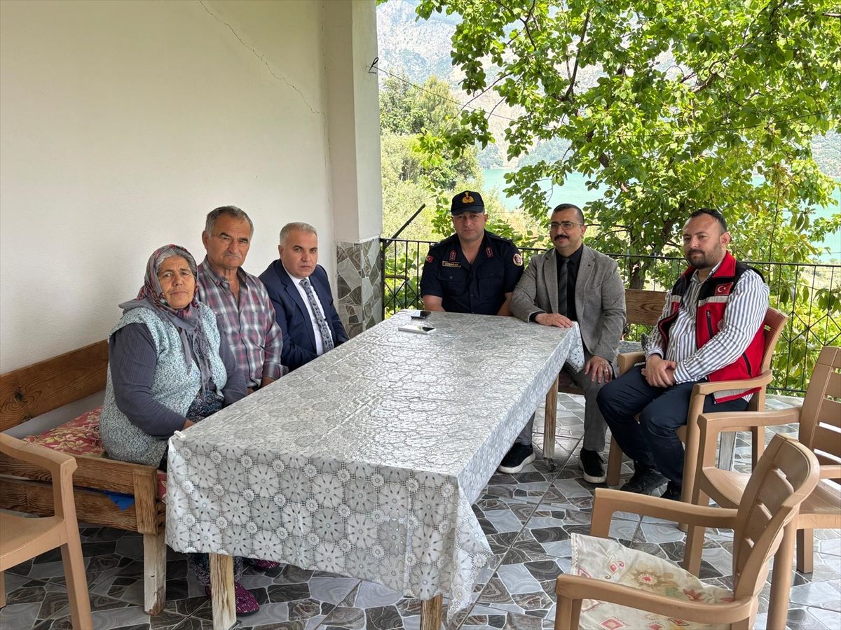 Anamur Kaymakamı Kemal Duru, şehit ailelerine ziyarette bulundu