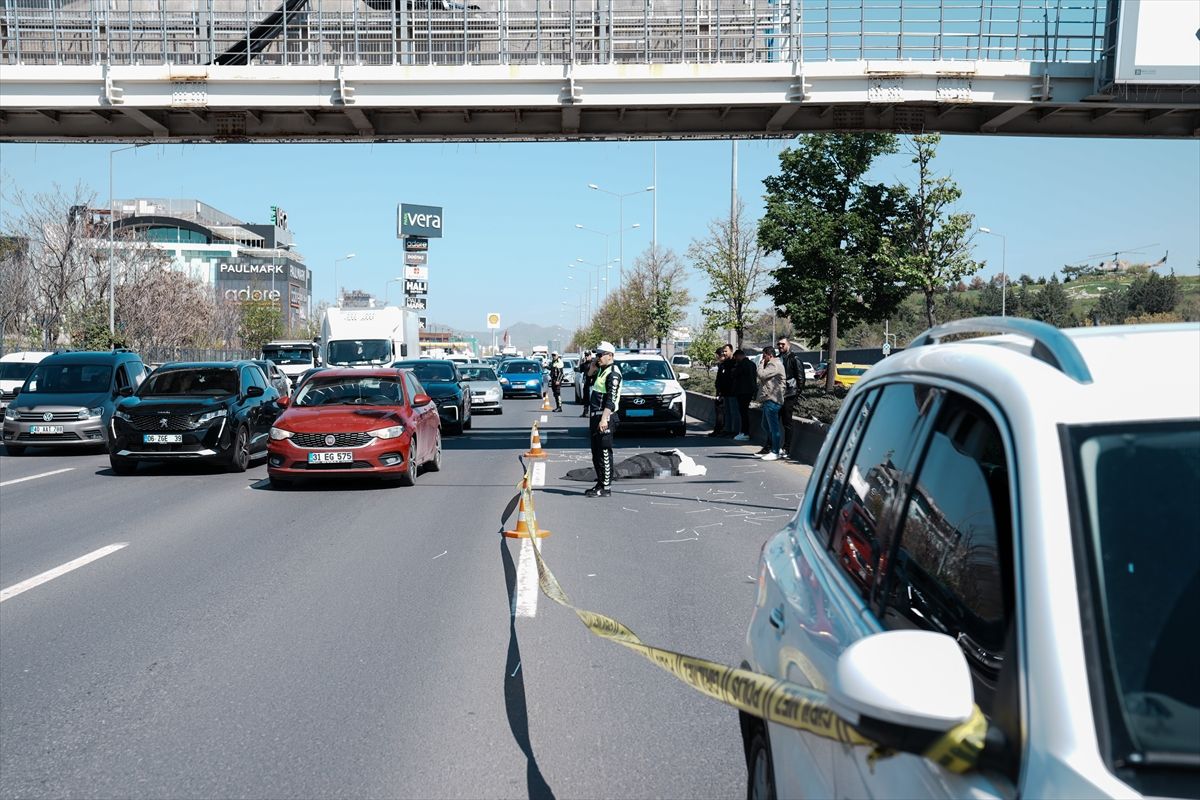 Ankara'da afiş asarken üst geçitten düşüp otomobilin altında kalan kişi öldü