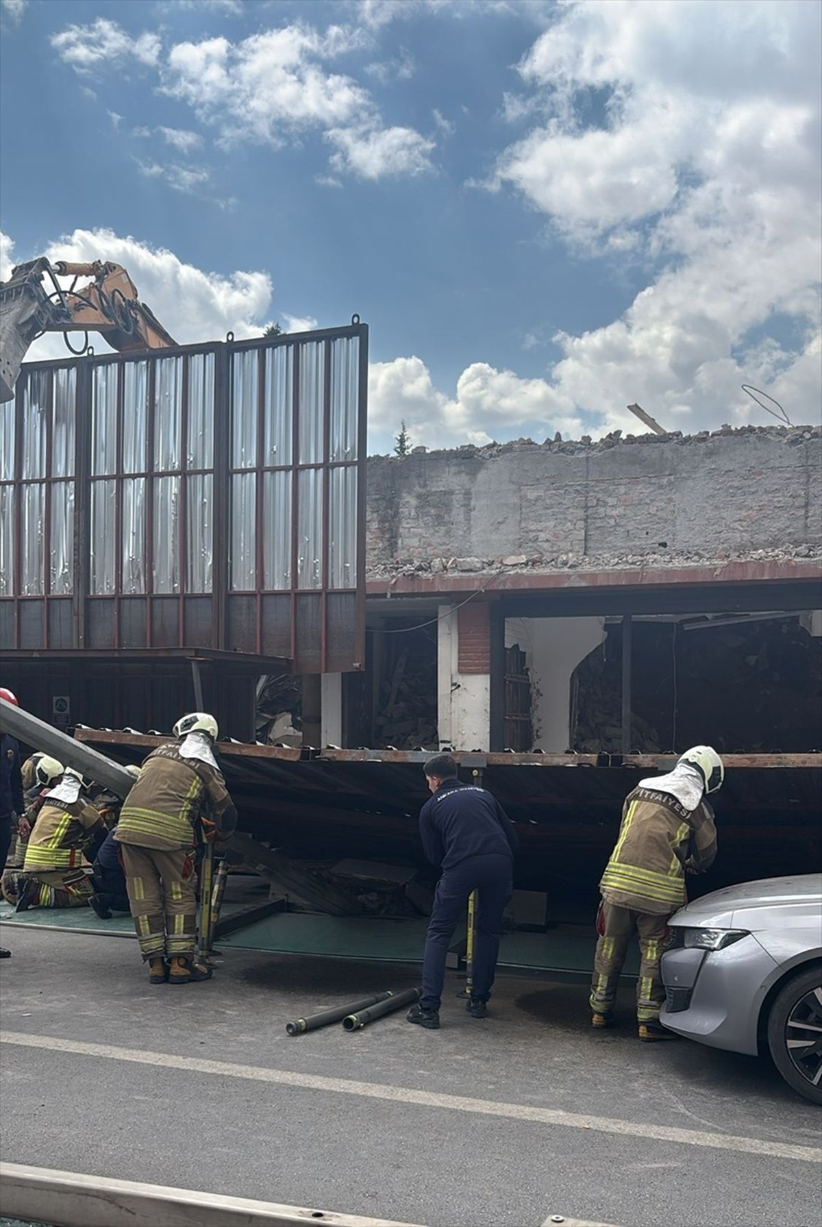 Ankara'da yıkım çalışması yapılan dört katlı binanın platformu çöktü