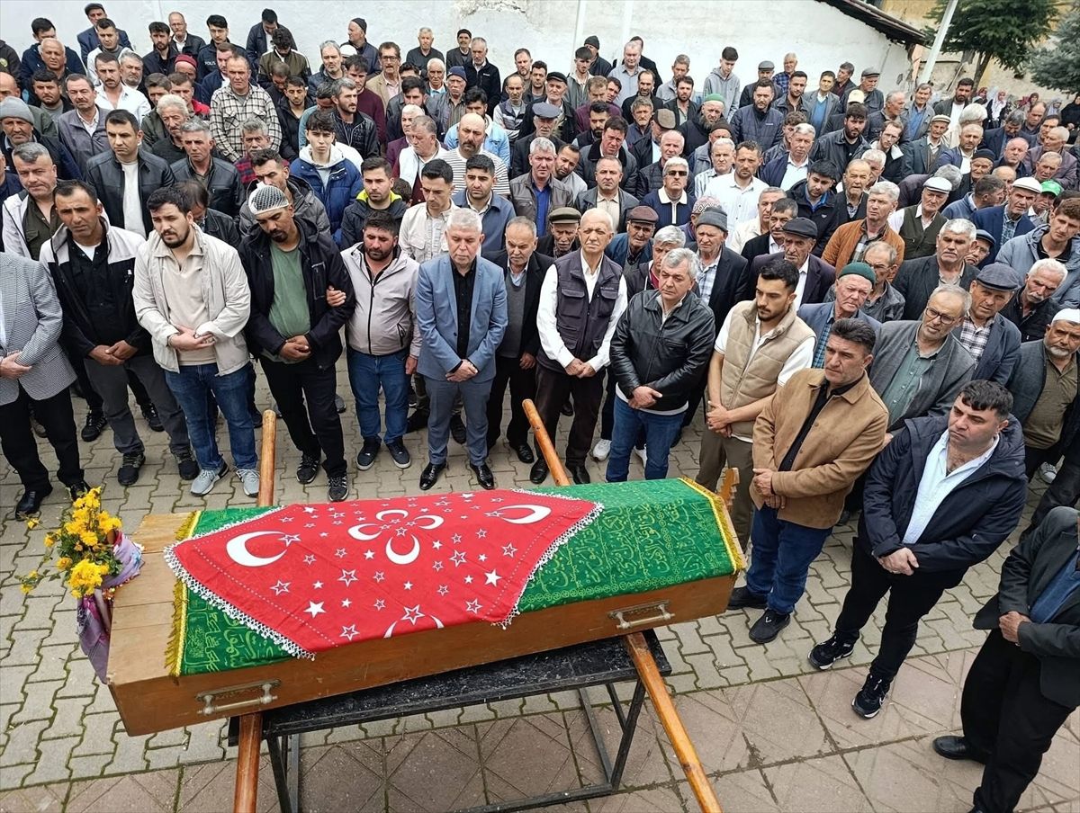 Ankara'daki trafik kazasında ölen hamile kadın Balıkesir'de son yolculuğuna uğurlandı