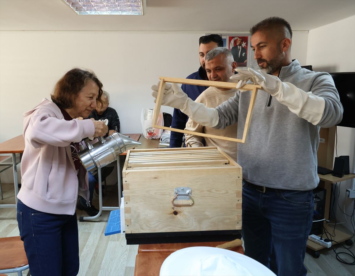 Antalya'da arıcılığa ilgi duyanlara ve üreticilere kurs verildi
