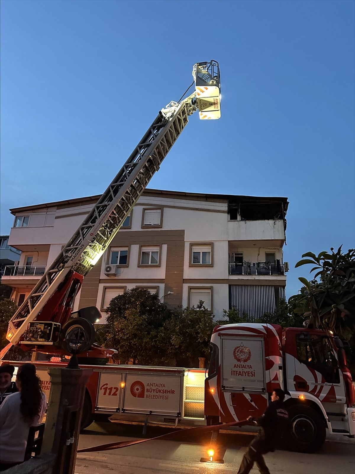 Antalya'da bir apartmanın çatı katında çıkan yangında 2 kişi dumandan etkilendi
