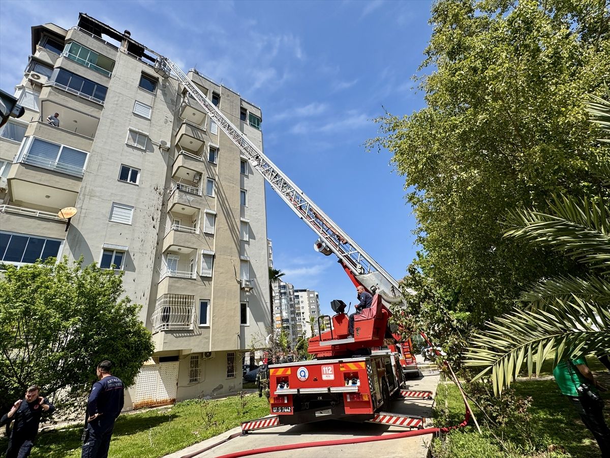 Antalya'da bir apartmanın teras katında çıkan yangın söndürüldü