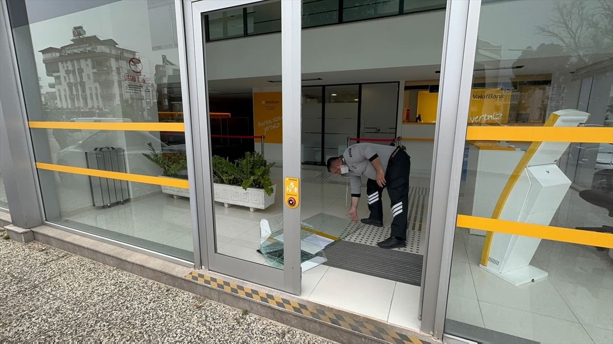 Antalya'da bir bankanın camını kıran şüphelinin yakalanması için çalışma başlatıldı