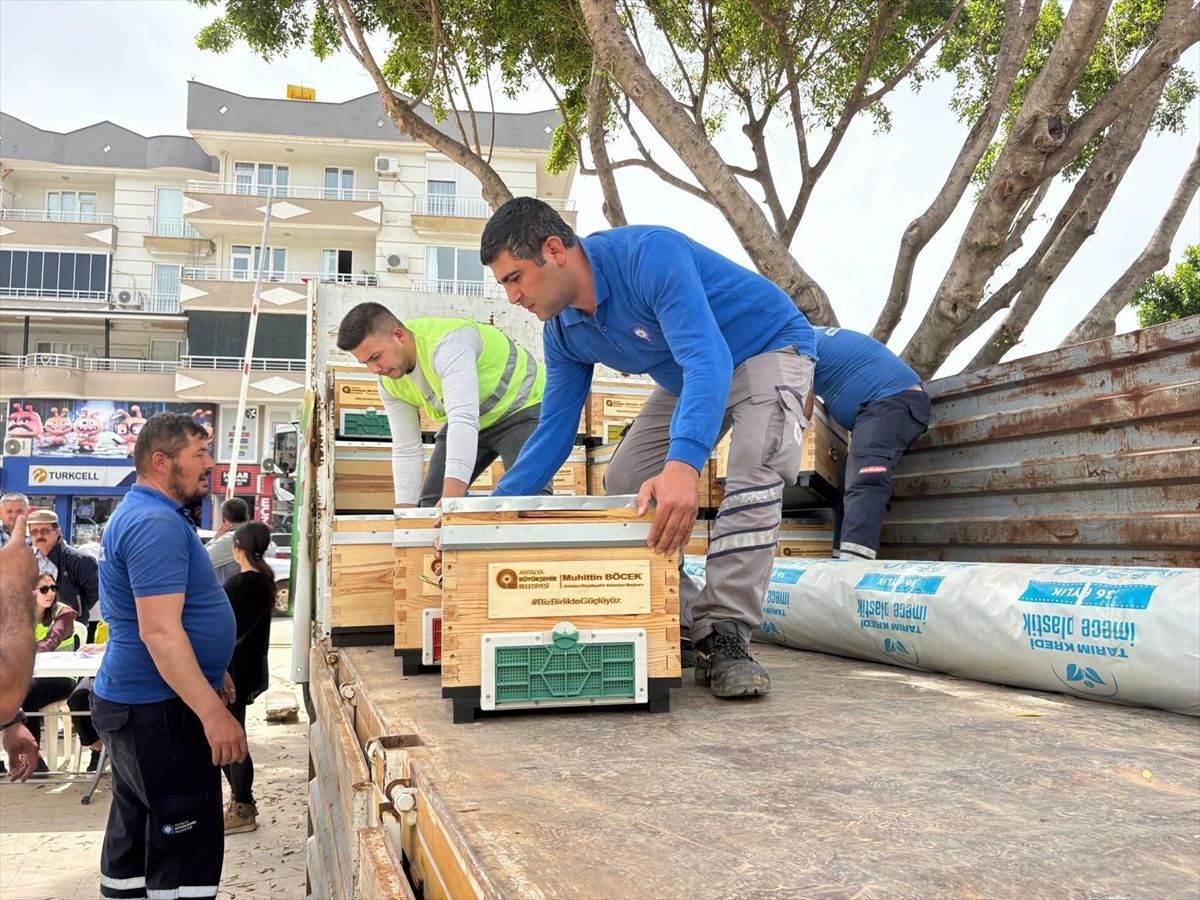 Antalya'da Büyükşehir Belediyesi çiftçilere destek sağlıyor