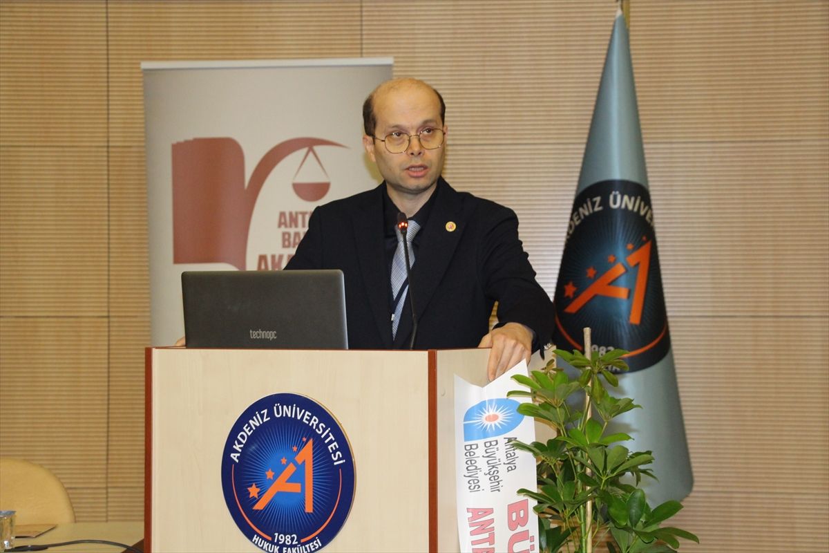 Antalya'da 'Cumhuriyet ve Türk Kanunu Medenisi'nin Normatif Temelleri' paneli düzenlendi