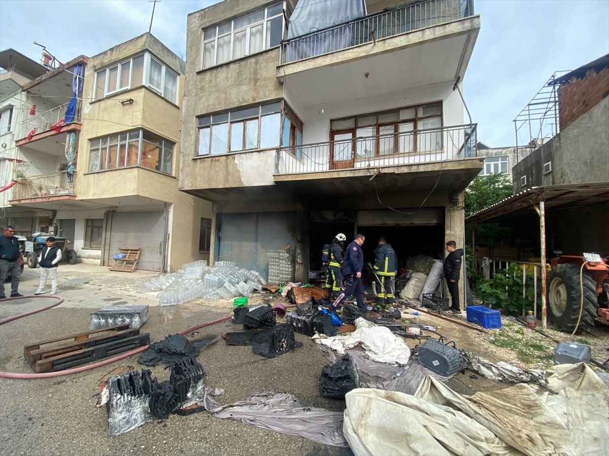 Antalya'da depoda çıkan yangın söndürüldü