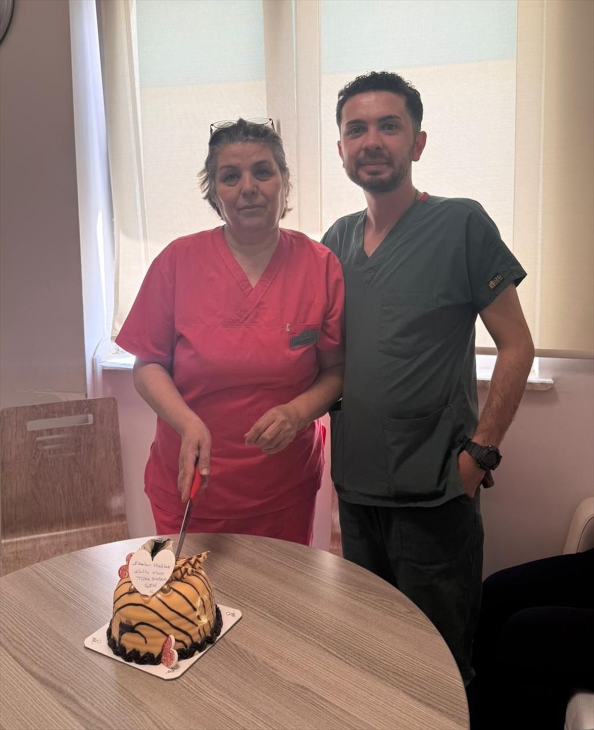 Antalya'da ebe ile yıllar önce doğumunu yaptırdığı hemşire aynı hastanede görev yapıyor