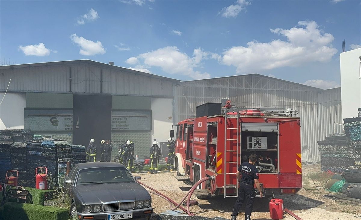 Antalya'da geri dönüşüm fabrikasında çıkan yangın söndürüldü