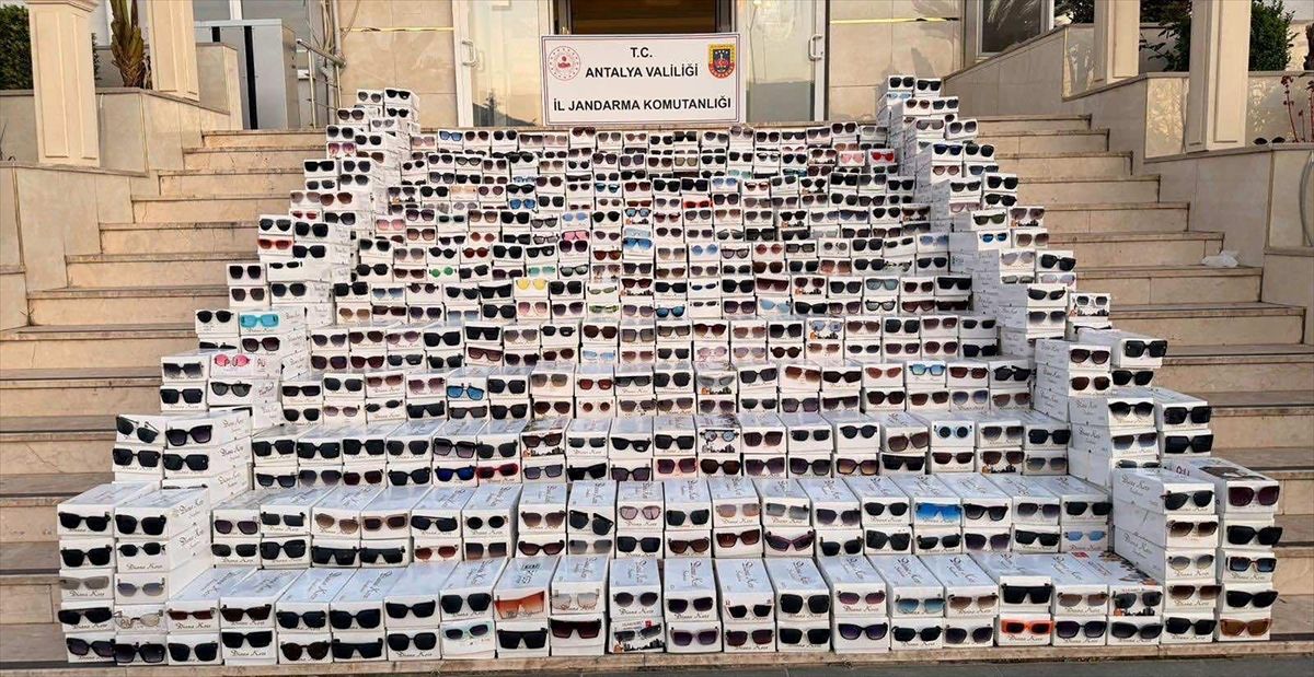 Antalya'da gümrük kaçağı 20 bin gözlük ele geçirildi