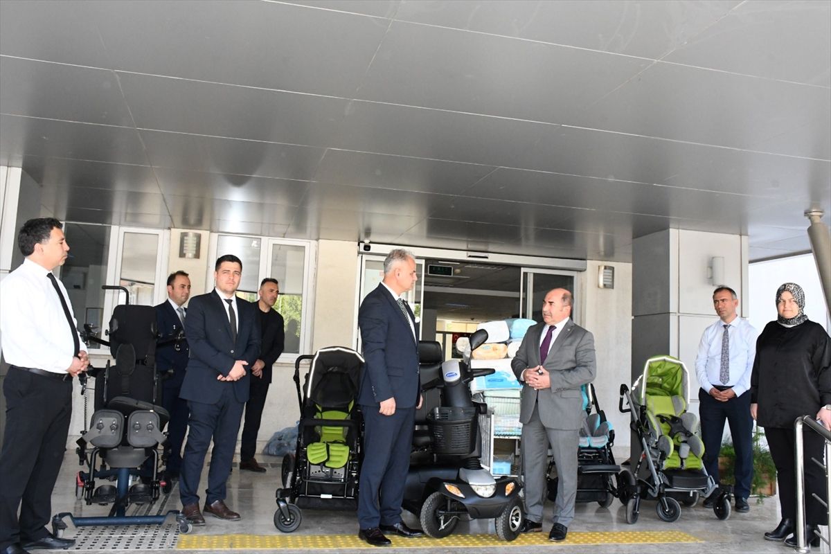 Antalya'da ihtiyaç sahiplerine engelli aracı ve bebek arabası bağışı yapıldı