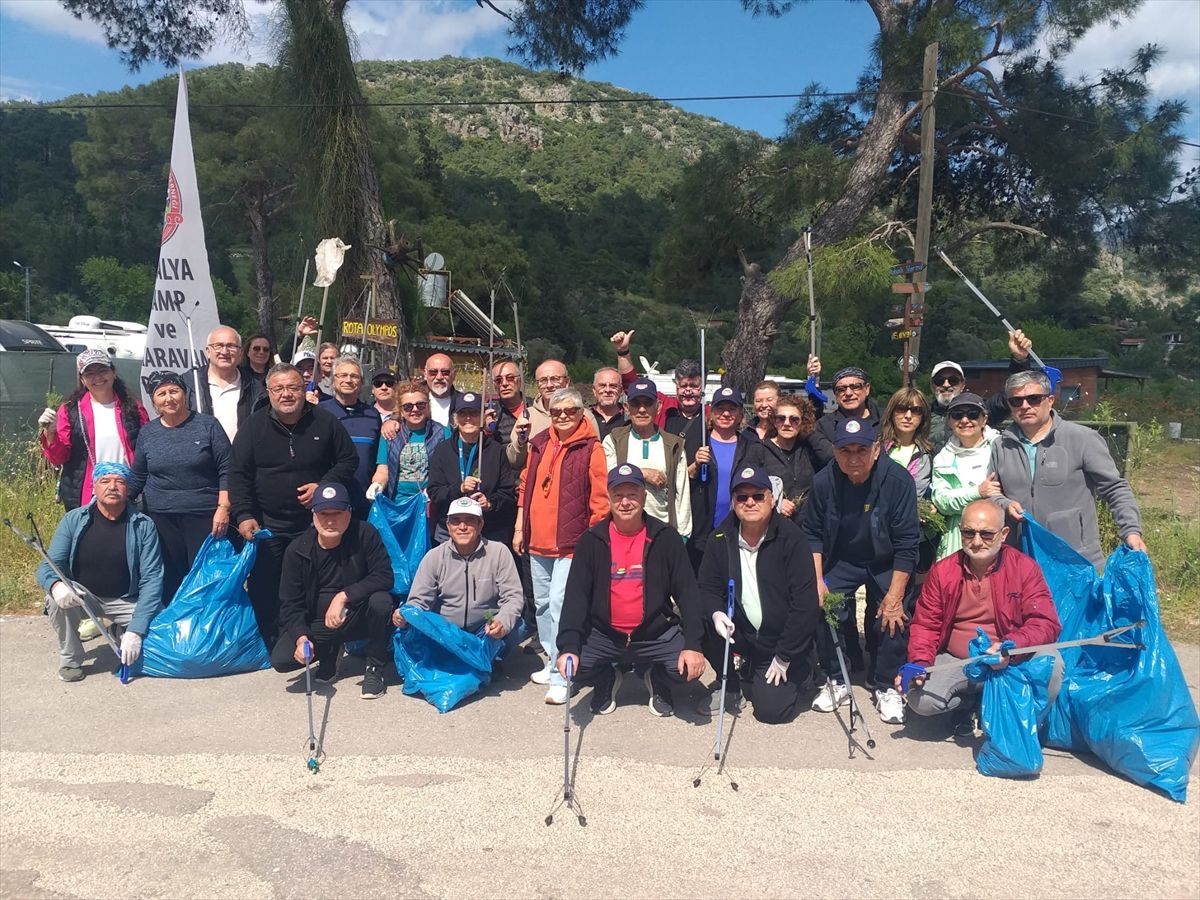 Antalya'da kamp ve karavan tutkunları Olympos'ta çevre temizliği yaptı