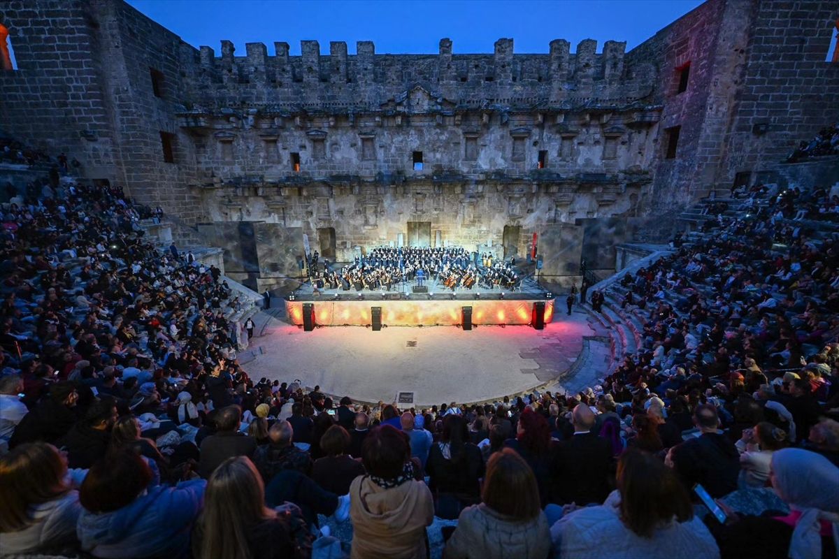 Antalya'da 'Kökten Geleceğe Maarif Yolcuları' temalı konser düzenlendi