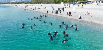 Antalya'da Konyaaltı Sahili'nde deniz dibi ve kıyı temizliği yapıldı