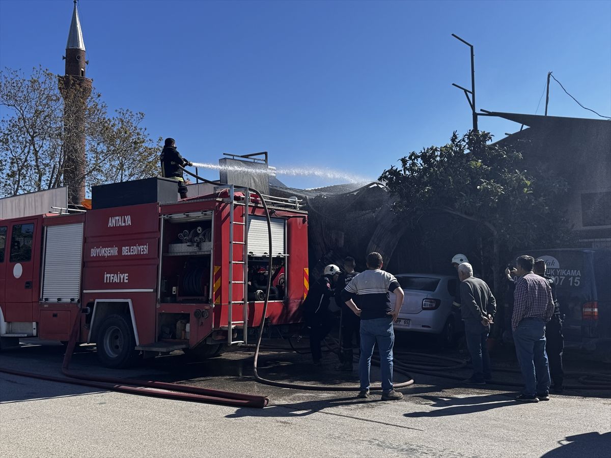 Antalya'da oto tamir ve yedek parça dükkanında çıkan yangın hasara neden oldu