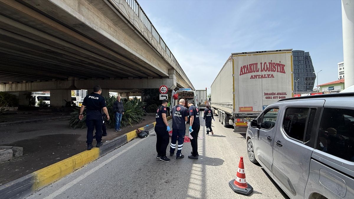 Antalya'da tırın altında kalan kadın öldü