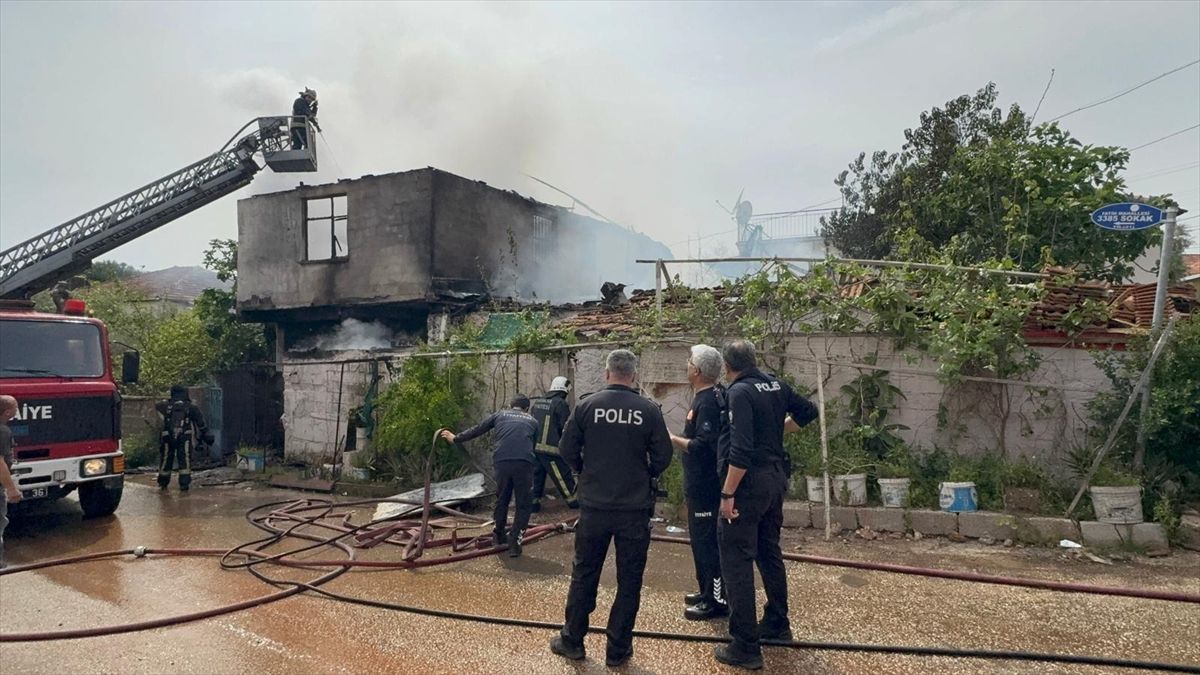 Antalya'da yangın çıkan müstakil ev kullanılamaz hale geldi
