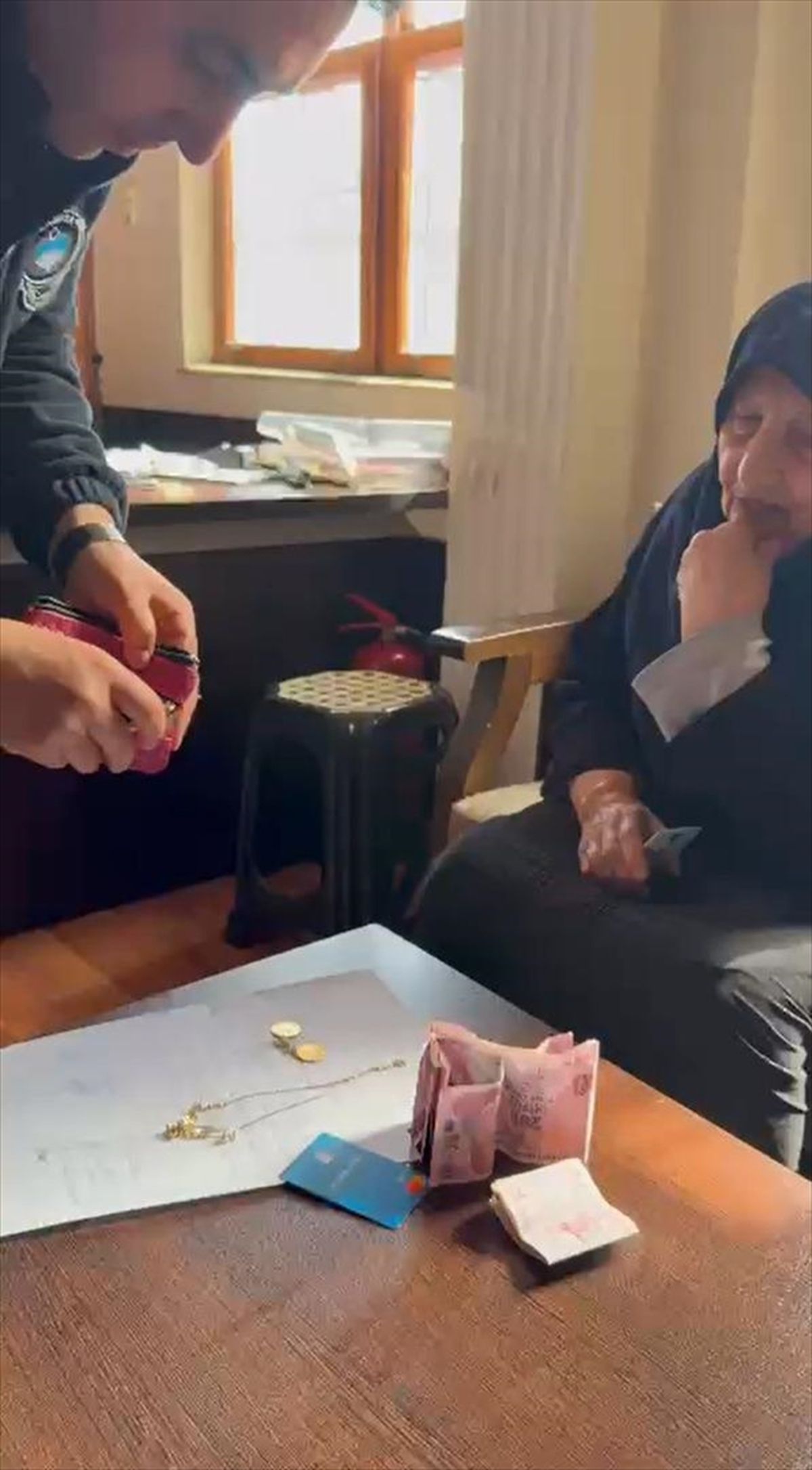 Antalya'da zabıtaların pazarda bulduğu cüzdan sahibine ulaştırıldı