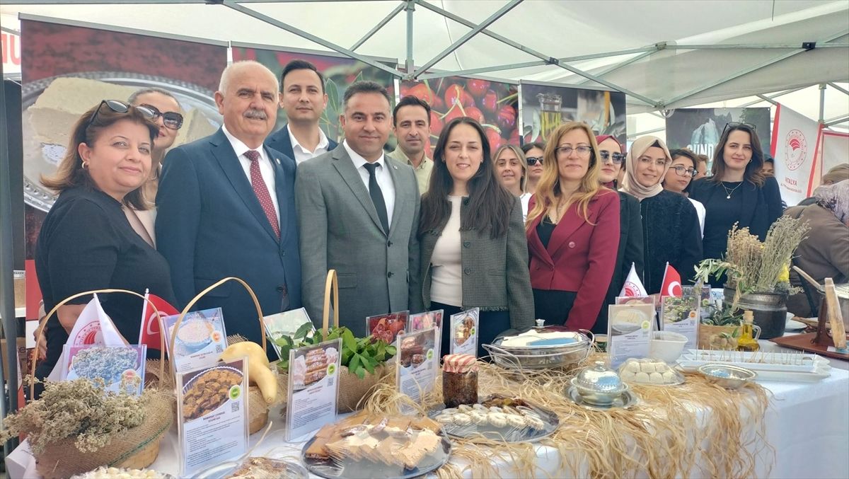 Antalya'daki Robot Yarışması'nda Manavgat'ın coğrafi işaretli ürünleri tanıtıldı