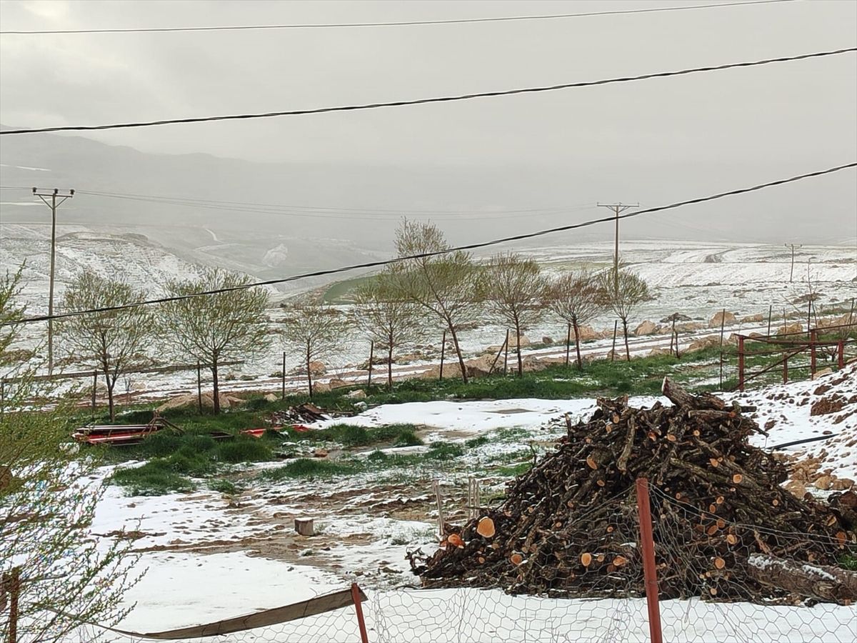 Antalya'nın yüksek kesimlerinde kar ve dolu etkili oldu