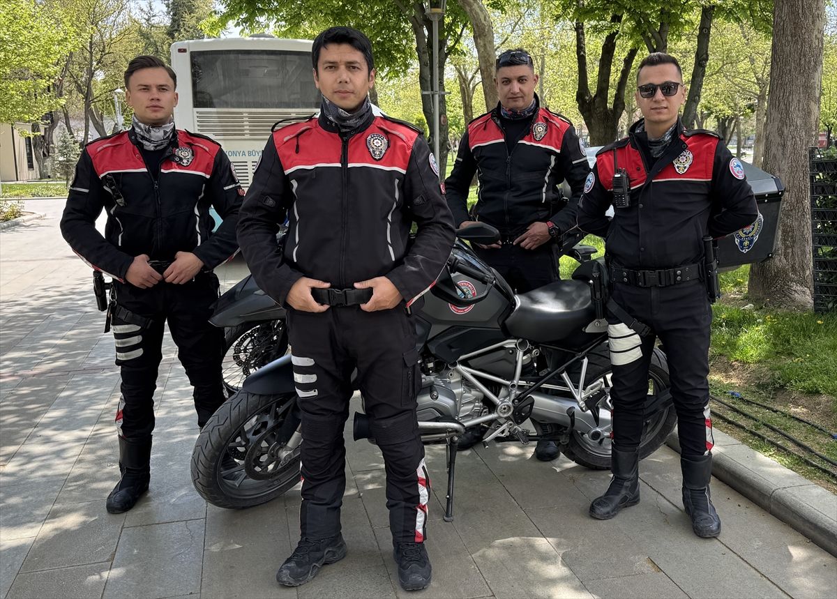 Araç kullanırken boğazına erik kaçan sürücü, polisin Heimlich manevrasıyla kurtuldu
