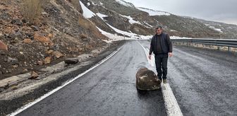 Ardahan-Ardanuç kara yoluna düşen kaya parçaları vatandaşlarca temizlendi