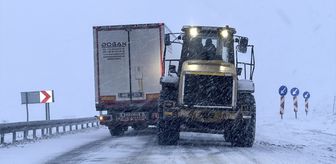 Ardahan'da kar yağışı bazı yollarda ulaşımı aksatıyor