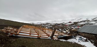 Ardahan'da şiddetli rüzgar 3 binanın çatısını uçurdu