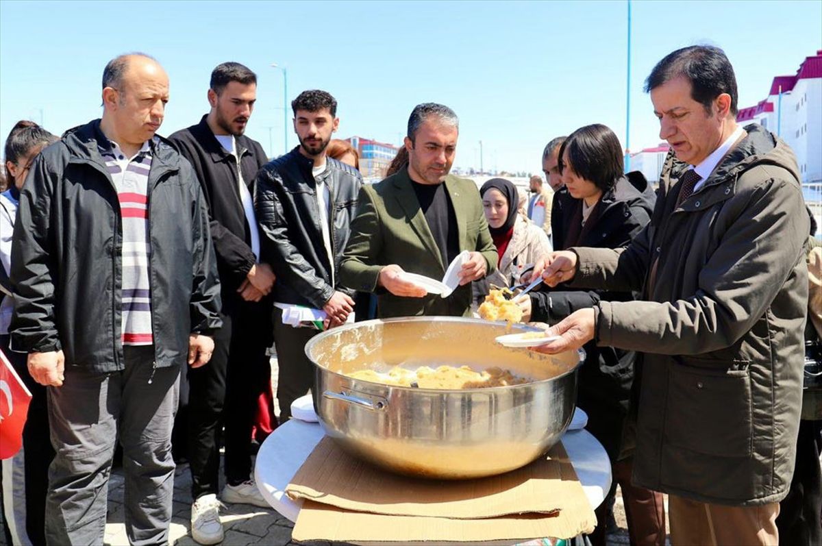 Ardahan Üniversitesi'nde 'şehitlere saygı yürüyüşü' düzenlendi
