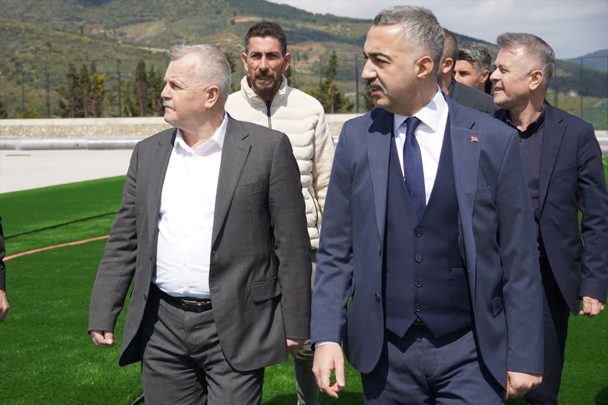 Armutlu'da inşası süren stat ile halı saha projeleri incelendi