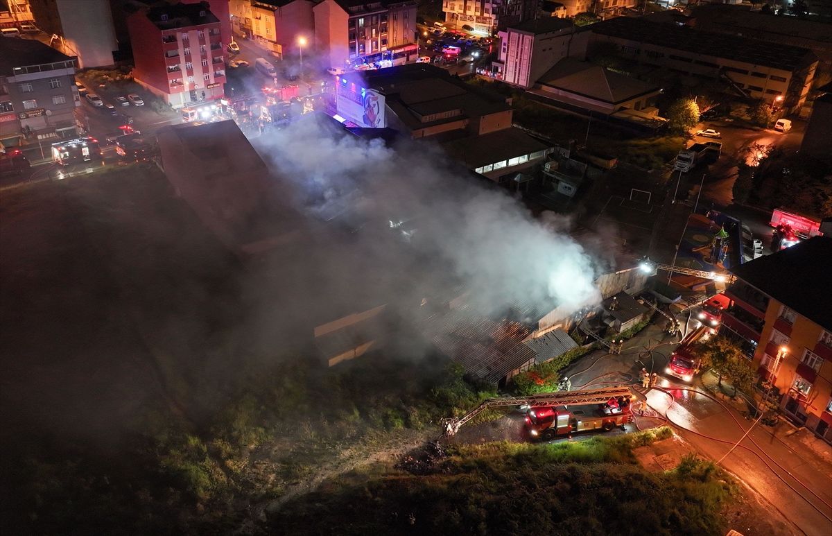 Arnavutköy'de fabrikada çıkan yangına itfaiye müdahale ediyor