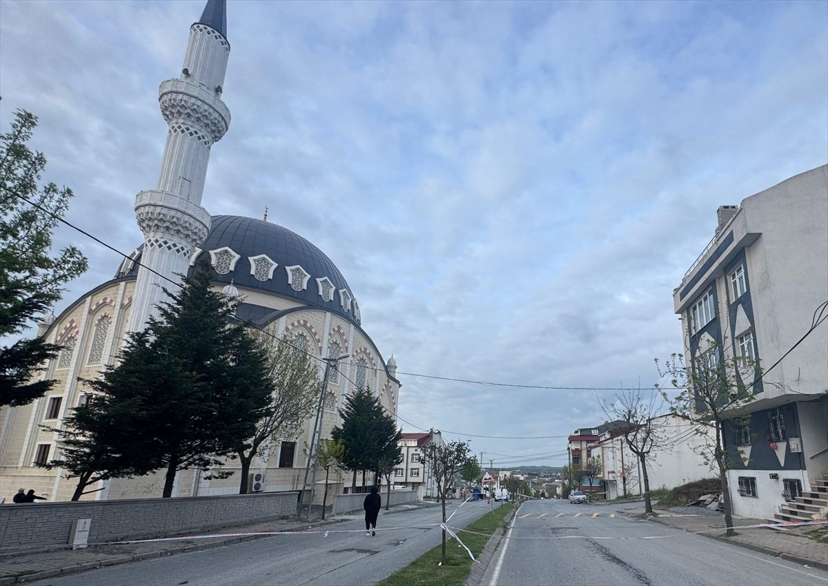 Arnavutköy'de rüzgar nedeniyle minaresi sallanan caminin yakınındaki 2 bina boşaltıldı