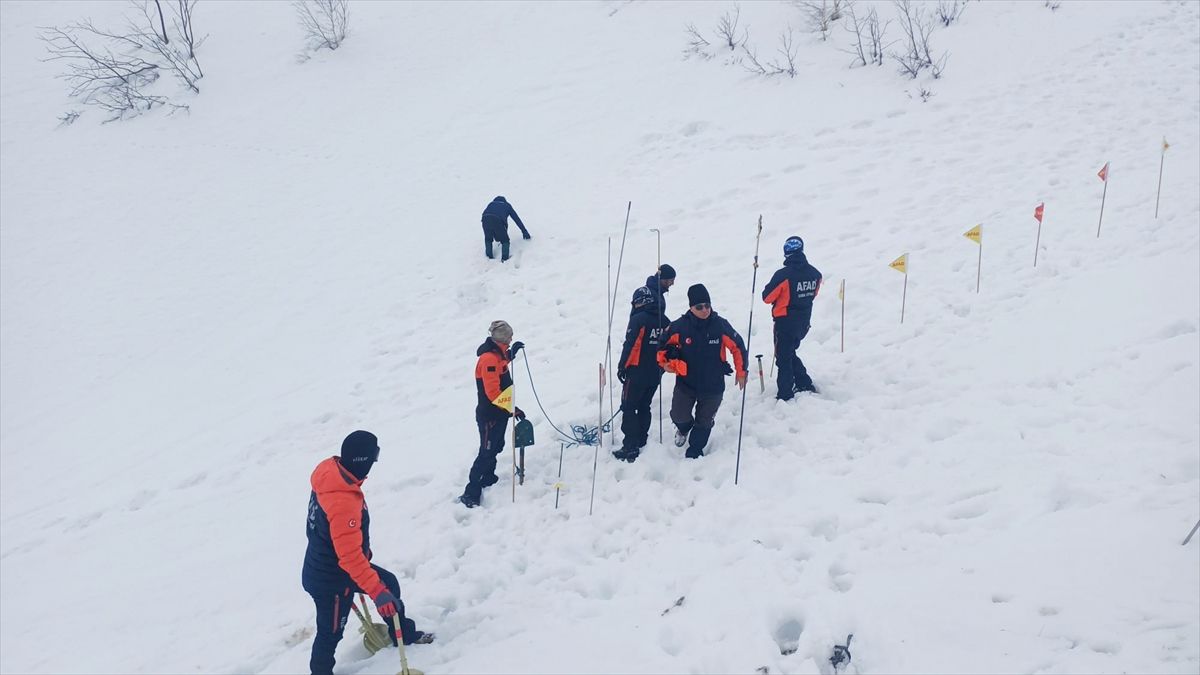 Artvin'de çığ altında kalan çobanı arama çalışmaları yeniden başladı