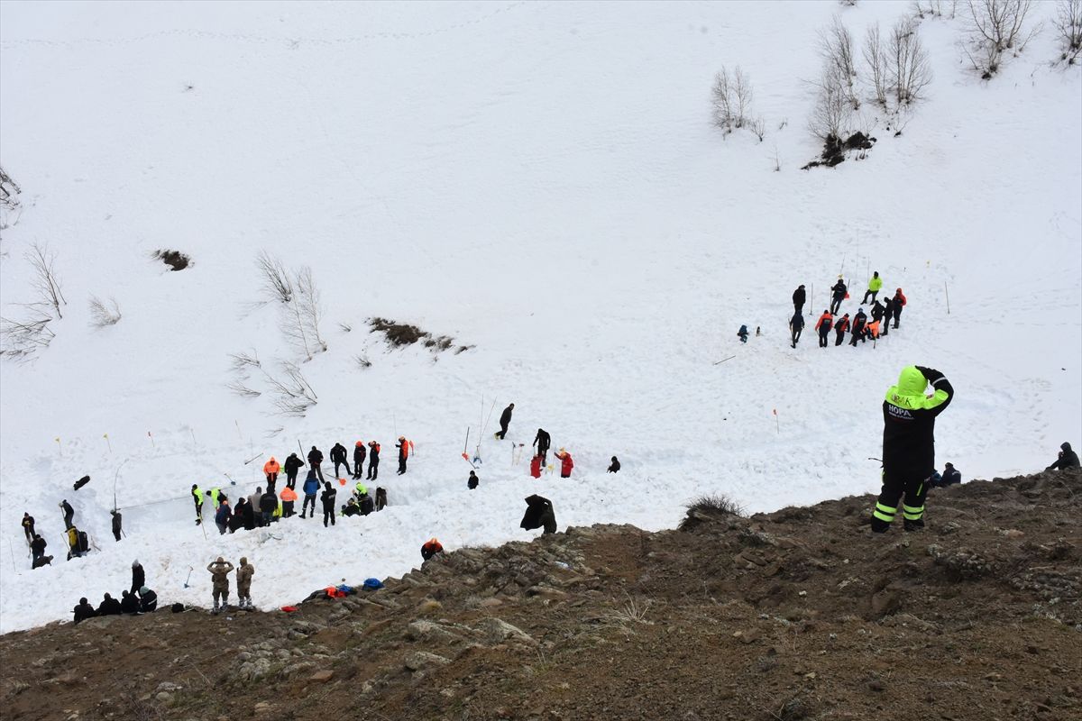 Artvin'de çığ altında kalan çobanı arama çalışmalarına devam edildi