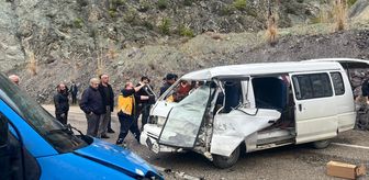 Artvin'de kamyonet ile panelvan çarpıştı, 3 kişi yaralandı