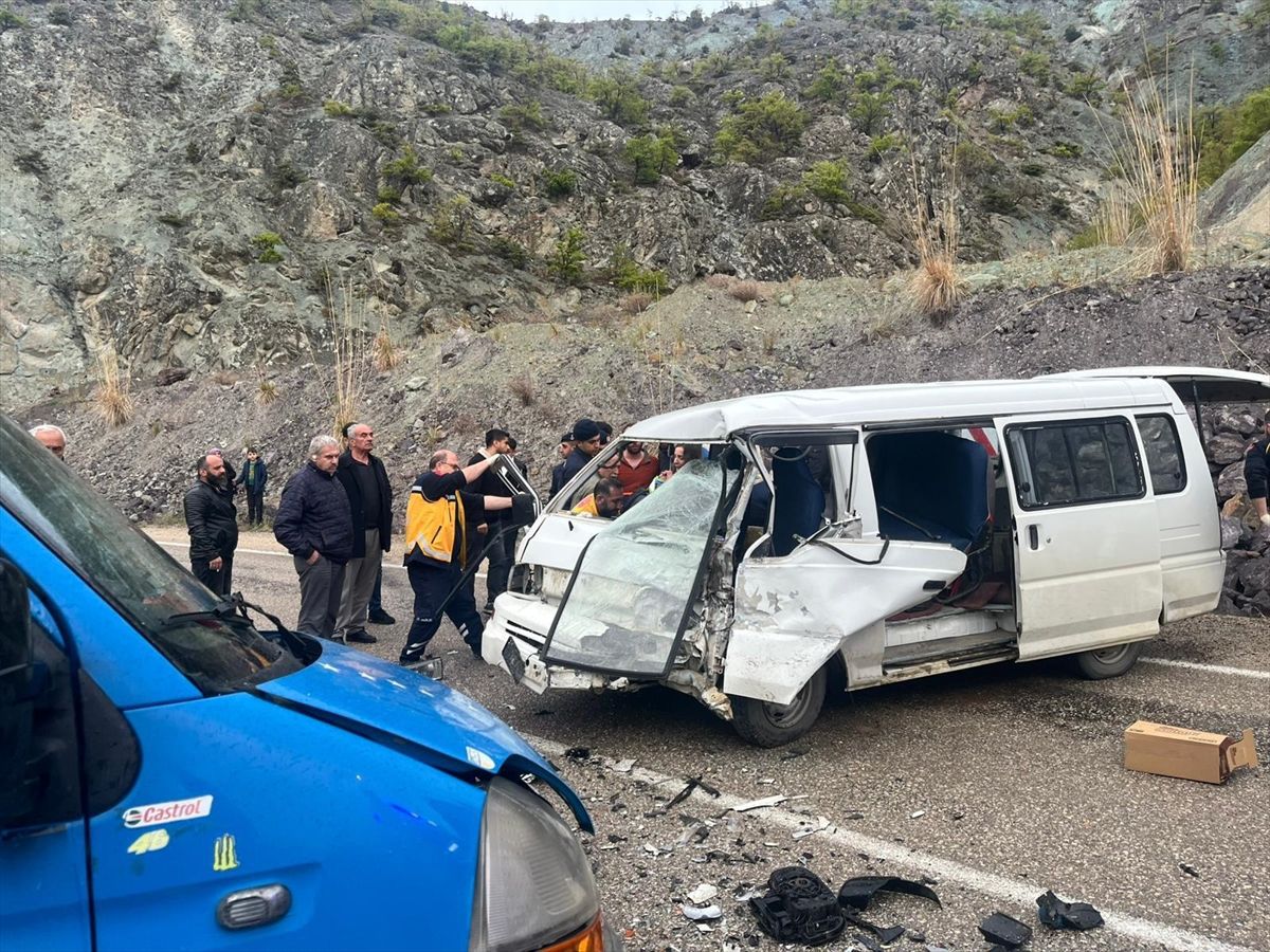 Artvin'de kamyonet ile panelvan çarpıştı, 3 kişi yaralandı