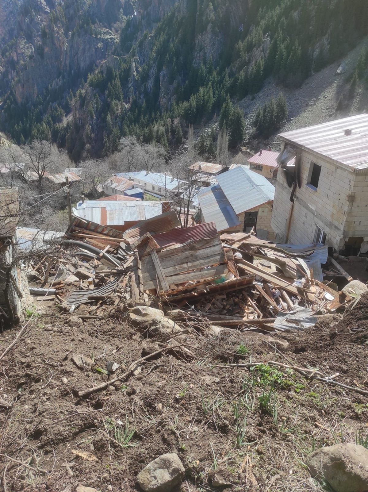 Artvin'de kaya düşmesi nedeniyle lojmanda hasar oluştu