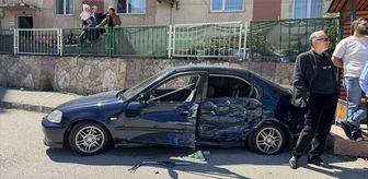 Artvin'de panelvan ile otomobilin çarpıştığı kaza güvenlik kamerasında