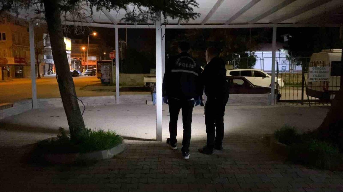 Aşk üçgeni bıçaklı kavgaya dönüştü: 2 yaralı
