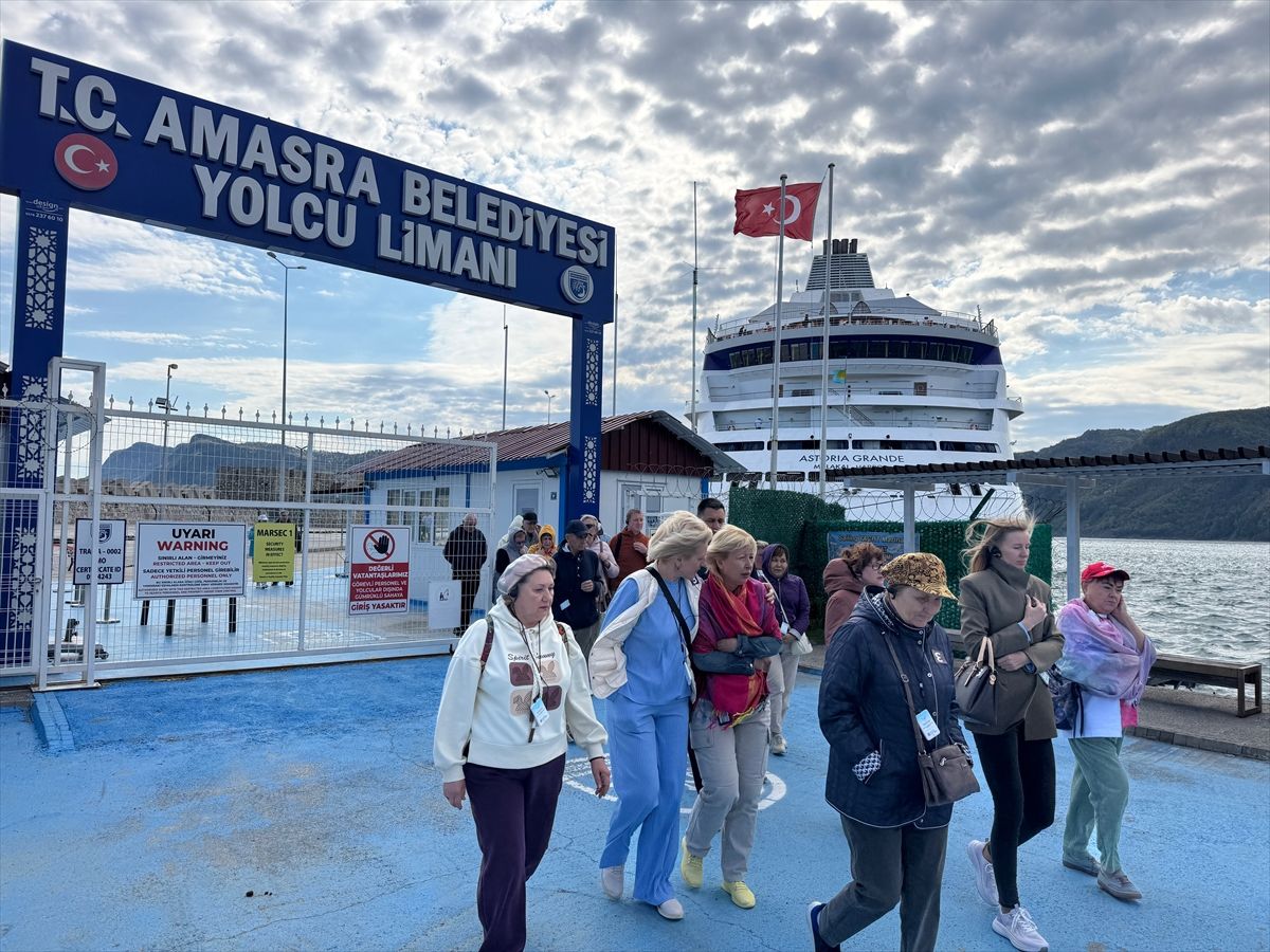 "Astoria Grande" kruvaziyeri 1060 yolcusuyla Amasra'ya geldi
