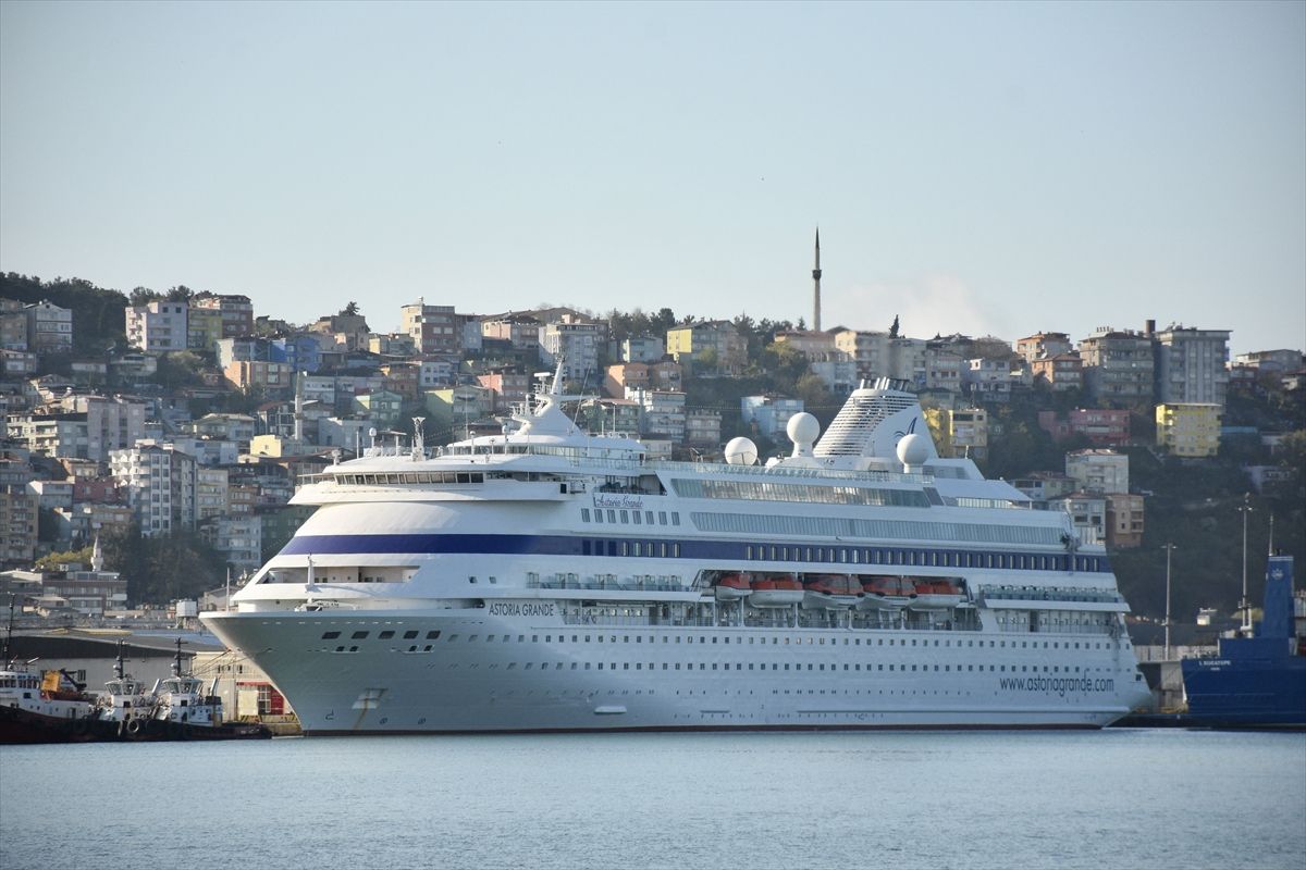 'Astoria Grande' kruvaziyeri 808 yolcusuyla Samsun'a geldi