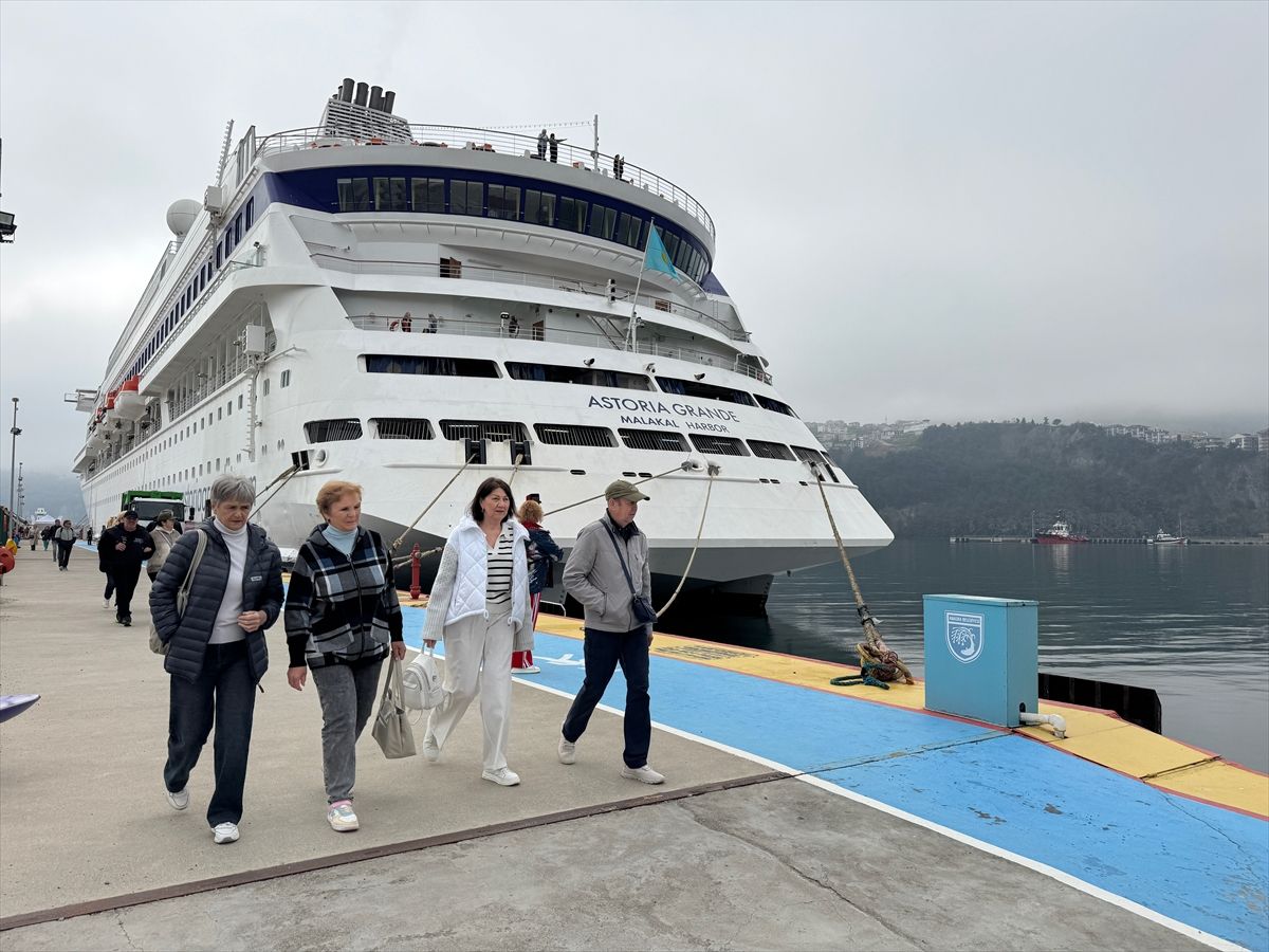 'Astoria Grande' kruvaziyeri 874 yolcusuyla Amasra'ya geldi