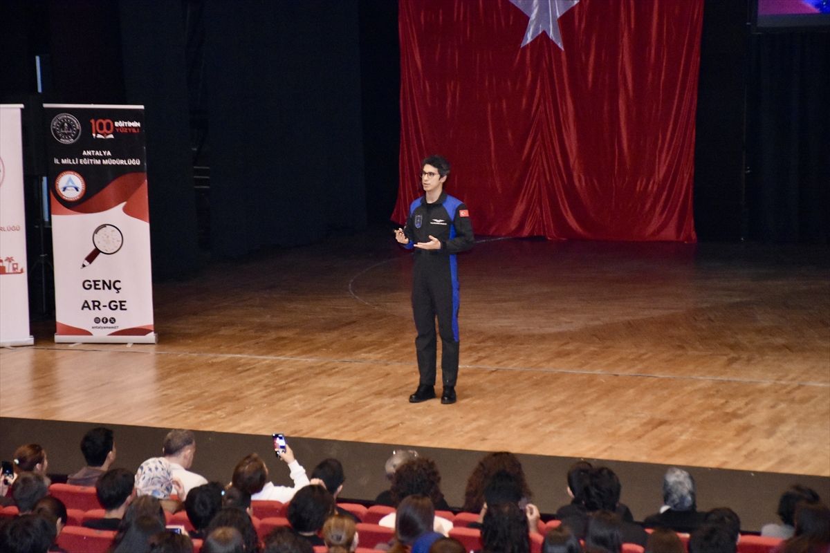 Astronot Tuva Cihangir Atasever, Antalya'da öğrencilerle buluştu