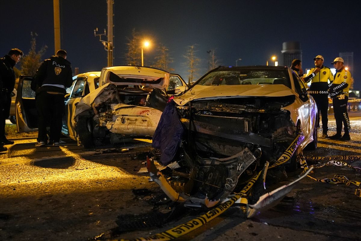 Ataşehir'de emniyet şeridinde aracından inen sürücü otomobilin çarpması sonucu hayatını kaybetti