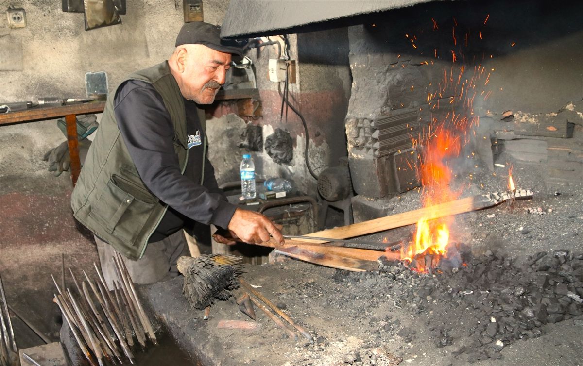 Ateşin başında 61 yıldır demire şekil veriyor