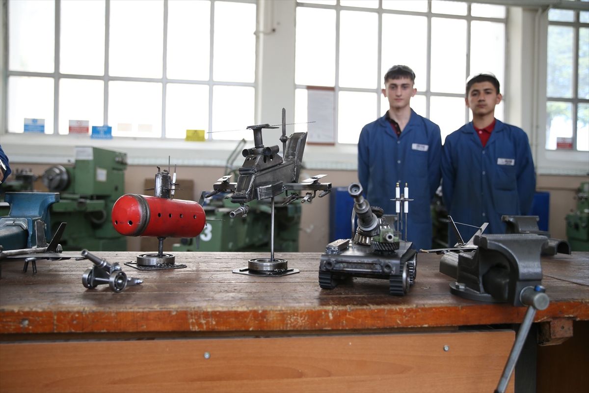 Atık metaller öğrencilerin elinde maket tanka ve helikoptere dönüşüyor